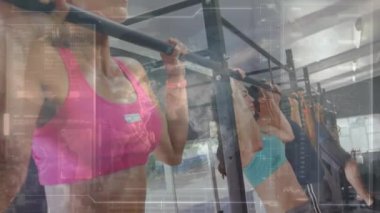 Spor salonunda egzersiz yapan erkek ve kadınların taranması ve veri işlemesinin animasyonu. fitness, refah ve veri işleme konsepti dijital olarak oluşturulmuş video.