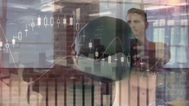 Güçlü adam egzersizleriyle ilgili veri işleme ve istatistiklerin animasyonu. global spor, fitness ve veri işleme konsepti dijital olarak oluşturulmuş video.