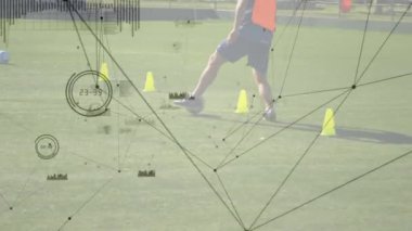 Futbol oyuncuları üzerinde veri işleme ve bağlantı ağının animasyonu. global spor, rekabet, bağlantılar, veri işleme konsepti dijital olarak oluşturulmuş video.