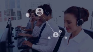 Telefon kulaklığı takan iş adamlarının simgeleriyle bağlantı ağının animasyonu. küresel bağlantılar, dijital arayüz, teknoloji ve ağ konsepti dijital olarak oluşturulmuş video.
