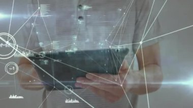 Tablet kullanarak iş adamı üzerinden bağlantı ağının animasyonu. küresel iş, bağlantılar, veri işleme ve teknoloji konsepti dijital olarak oluşturulmuş video.