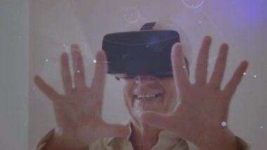 VR kulaklık kullanarak iş adamı üzerinden bağlantı ağının animasyonu. küresel iş, bağlantılar, veri işleme ve teknoloji konsepti dijital olarak oluşturulmuş video.