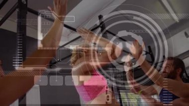 Spor salonunda egzersiz yapan bir kadın hakkında yapılan tarama ve veri işleme animasyonları. fitness, refah ve veri işleme konsepti dijital olarak oluşturulmuş video.