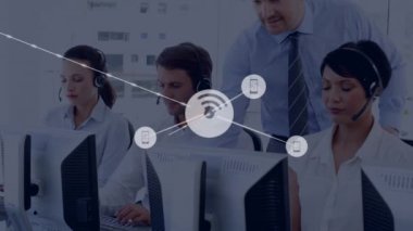 Telefon kulaklığı takan iş adamlarının simgeleriyle bağlantı ağının animasyonu. küresel bağlantılar, dijital arayüz, teknoloji ve ağ konsepti dijital olarak oluşturulmuş video.