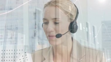 Telefon kulaklığı takan iş kadınının finansal ve istatistiksel veri işleme animasyonu. küresel finansman, iş dünyası, dijital arayüz ve teknoloji konsepti dijital olarak oluşturulmuş video.