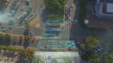 Şehir manzarası üzerinde veri işlenen ekranların animasyonu. küresel bağlantılar, veri işleme ve teknoloji konsepti dijital olarak oluşturulmuş video.