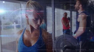 Spor salonunda egzersiz yapan bir kadın hakkında yapılan tarama ve veri işleme animasyonları. fitness, refah ve veri işleme konsepti dijital olarak oluşturulmuş video.
