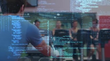 Spor salonunda egzersiz yapan insanlarla ilgili veri işleme animasyonu. fitness, refah ve veri işleme konsepti dijital olarak oluşturulmuş video.