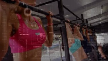 Spor salonunda egzersiz yapan kadınlar üzerinde yapılan tarama ve veri işleme animasyonları. fitness, refah ve veri işleme konsepti dijital olarak oluşturulmuş video.