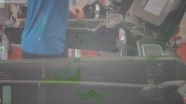 Beden eğitiminde egzersiz yapan bir adamın bağlantı ve veri işleme ağının animasyonu. global spor, fitness, veri işleme ve dijital arayüz kavramı dijital olarak oluşturulmuş video.