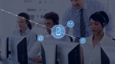 Telefon kulaklığı takan iş adamlarının simgeleriyle bağlantı ağının animasyonu. küresel bağlantılar, dijital arayüz, teknoloji ve ağ konsepti dijital olarak oluşturulmuş video.