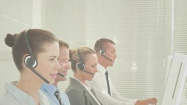 Telefon kulaklığı takan iş adamlarıyla bağlantı ağının animasyonu. küresel finansman, iş dünyası, dijital arayüz ve teknoloji konsepti dijital olarak oluşturulmuş video.