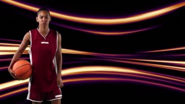 Basketbolcunun ışık yollarında topu tutuşu animasyonu. küresel spor, fitness, bilim ve veri işleme kavramı dijital olarak oluşturulmuş video.