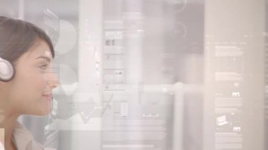 Telefon kulaklığı takan iş kadınının finansal ve istatistiksel veri işleme animasyonu. küresel finansman, iş dünyası, dijital arayüz ve teknoloji konsepti dijital olarak oluşturulmuş video.