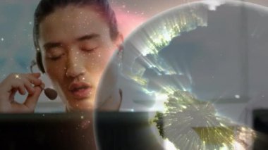 Telefon kulaklığı takan iş adamlarıyla bağlantı ağının animasyonu. küresel bağlantılar, dijital arayüz, teknoloji ve ağ konsepti dijital olarak oluşturulmuş video.