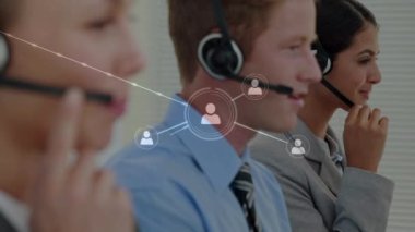 Telefon kulaklığı takan iş adamlarıyla bağlantı ağının animasyonu. küresel finansman, iş dünyası, dijital arayüz ve teknoloji konsepti dijital olarak oluşturulmuş video.