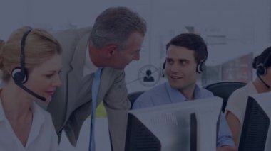 Telefon kulaklığı takan iş adamlarının simgeleriyle bağlantı ağının canlandırılması. 