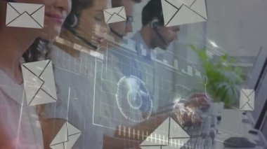 Telefon kulaklığı kullanan iş adamlarının dijital arayüzünün animasyonu. küresel iş, bağlantılar, veri işleme ve teknoloji konsepti dijital olarak oluşturulmuş video.