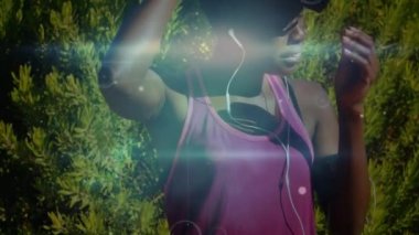 Ormanda egzersiz yapan kadın üzerindeki bağlantı ağının animasyonu. küresel bağlantılar, fitness, refah konsepti dijital olarak oluşturulmuş video.