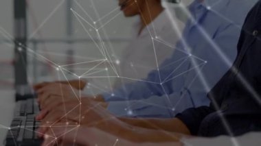 Telefon kulaklığı takan iş adamlarıyla olan bağlantıların animasyonu. küresel bağlantılar, dijital arayüz, teknoloji ve ağ konsepti dijital olarak oluşturulmuş video.