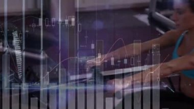 Spor salonunda egzersiz yapan fit bir kadın için bağlantı ağı ve veri işleme animasyonu. global spor, fitness, veri işleme ve dijital arayüz kavramı dijital olarak oluşturulmuş video.