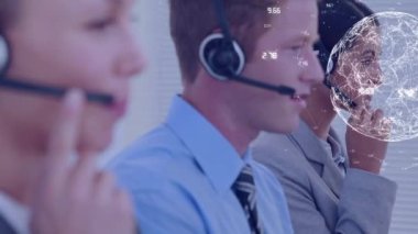 Telefon kulaklığı kullanan iş adamlarının üzerinde dünyanın animasyonu. küresel bağlantılar, iş dünyası, dijital arayüz, teknoloji ve ağ konsepti dijital olarak oluşturulmuş video.