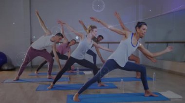 Grup yogası ve meditasyon üzerine veri işleme animasyonu. global spor, fitness ve bağlantı konsepti dijital olarak oluşturulmuş video.