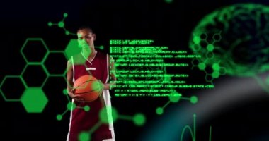 Top tutan bayan basketbolcu üzerinde dijital beyin ve veri işleme animasyonu. global spor, fitness ve veri işleme konsepti dijital olarak oluşturulmuş video.