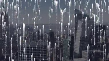 Şehir manzarası üzerinde ikili kodlama animasyonu. küresel bağlantılar, veri işleme ve teknoloji konsepti dijital olarak oluşturulmuş video.