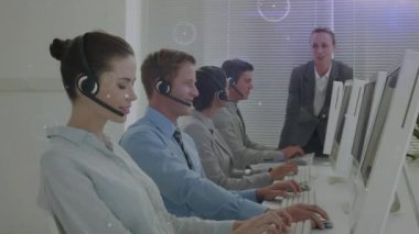 Telefon kulaklığı takan iş adamlarıyla bağlantı ağının animasyonu. küresel finansman, iş dünyası, dijital arayüz ve teknoloji konsepti dijital olarak oluşturulmuş video.