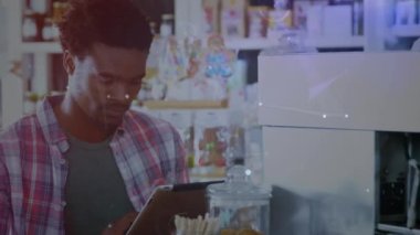 Tablet kullanarak iş adamı üzerinden bağlantı ağının animasyonu. küresel iş, bağlantılar, veri işleme ve teknoloji konsepti dijital olarak oluşturulmuş video.