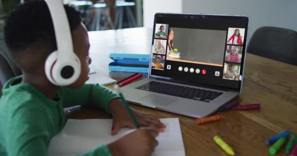 オンラインレッスンで多様なクラスと教師のインターフェイスとラップトップを使用して少年の複合ビデオ 世界的な通信技術とオンライン教育の概念デジタルで生成されたビデオ — ストック動画