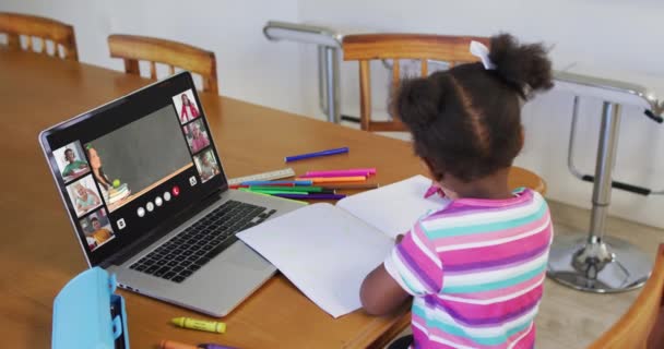 在网上课程中 女生使用具有不同班级和老师界面的笔记本电脑的复合视频 全球通信技术和在线教育概念 数码视频 — 图库视频影像