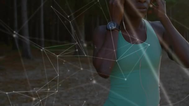 Ormanda Egzersiz Yapan Bir Kadın Üzerindeki Bağlantı Ağının Animasyonu Küresel — Stok video