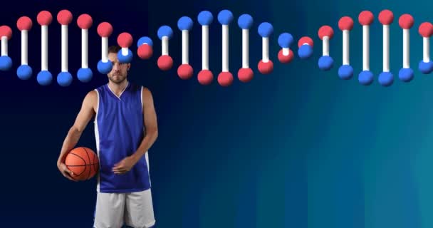 男性バスケットボール選手がボールを保持する上でDna鎖のアニメーション スポーツ フィットネス データ処理の概念をデジタルで生成したビデオ — ストック動画