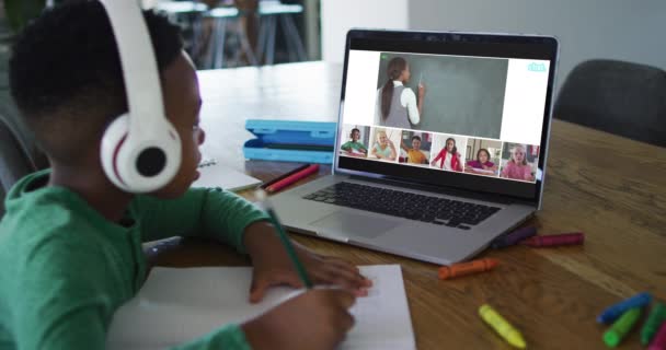 Samengestelde Video Van Jongen Met Behulp Van Laptop Met Schermen — Stockvideo