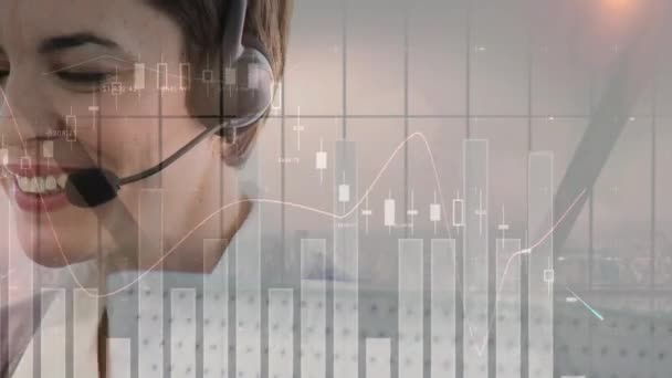 Animación Procesamiento Datos Financieros Estadísticos Sobre Empresaria Que Usa Auriculares — Vídeos de Stock