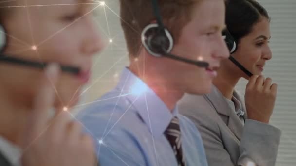 Animation Von Verbindungsnetzen Über Geschäftsleute Die Kopfhörer Tragen Globale Finanzen — Stockvideo