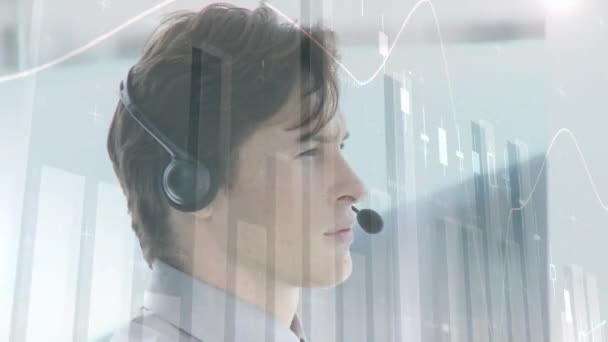 Pénzügyi Statisztikai Adatfeldolgozás Animációja Telefonfülhallgatót Viselő Üzletember Esetében Globális Pénzügyek — Stock videók