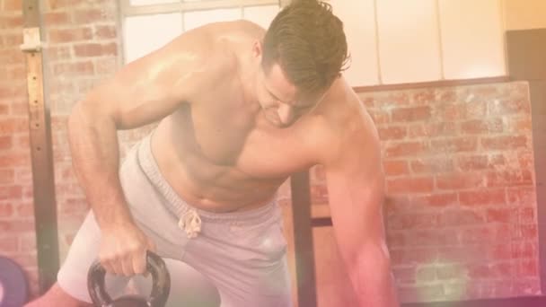 Spor Salonunda Egzersiz Yapan Zinde Bir Adamın Üzerinde Parlayan Işığın — Stok video