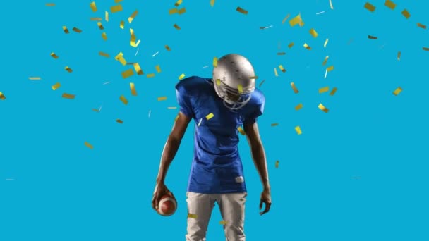青い背景にボールを持つアメリカのサッカー選手に落ちてくるコンフェッティのアニメーション スポーツと競争の概念をデジタルで生成し — ストック動画