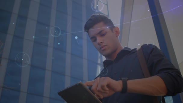 Tablet Kullanarak Adamı Üzerinden Bağlantı Ağının Animasyonu Küresel Bağlantılar Veri — Stok video