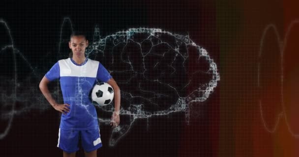 女性サッカー選手がボールを保持する上で回転するデジタル脳のアニメーション スポーツ フィットネス データ処理の概念をデジタルで生成したビデオ — ストック動画