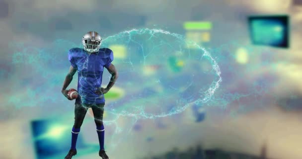 Animacja Cyfrowego Mózgu Wirującego Nad Męskim Amerykańskim Futbolistą Trzymającym Piłkę — Wideo stockowe