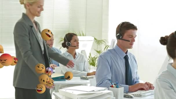Animasi Emoji Jatuh Atas Orang Orang Bisnis Memakai Headset Telepon — Stok Video