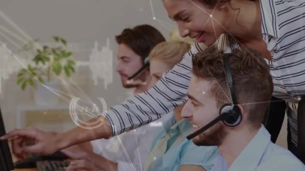 Animacja Sieci Połączeń Przez Przedsiębiorców Noszących Słuchawki Telefoniczne Globalne Finanse — Wideo stockowe