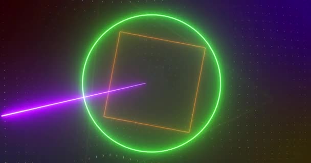 ピンクと青のレーザーで 黒に黄色 オレンジ 緑のネオンの形を回転させるアニメーション テクノロジーとエネルギーと動きの概念デジタルで生成されたビデオ — ストック動画