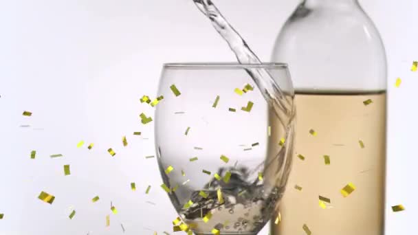 白を背景にワインのガラス越しに落ちるコンフェッティのアニメーション パーティーやお祝いのコンセプトをデジタルで — ストック動画
