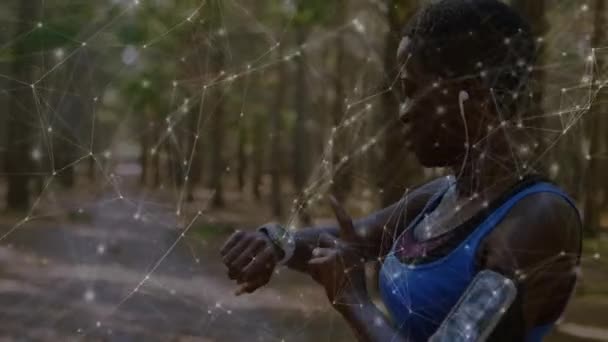 Animazione Rete Connessioni Sopra Donna Che Esercita Foresta Connessioni Globali — Video Stock