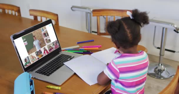 在网上课程中 女孩使用带有不同班级和老师屏幕的笔记本电脑的复合视频 全球通信技术和在线教育概念 数码视频 — 图库视频影像